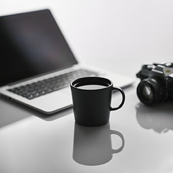 TS街头大战为了抢出租车，小姐姐打得像古惑仔，但声音竟然超出预期，让人笑喷了！