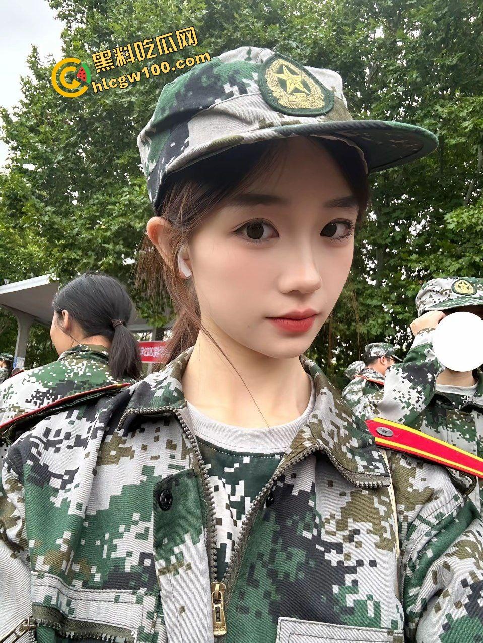 抖音西南科技清纯学生反差骚婊【冒菜女王】约操校外网吧大哥,黑丝骚臀肛塞后怼骚逼!原创独家曝光流出!-3