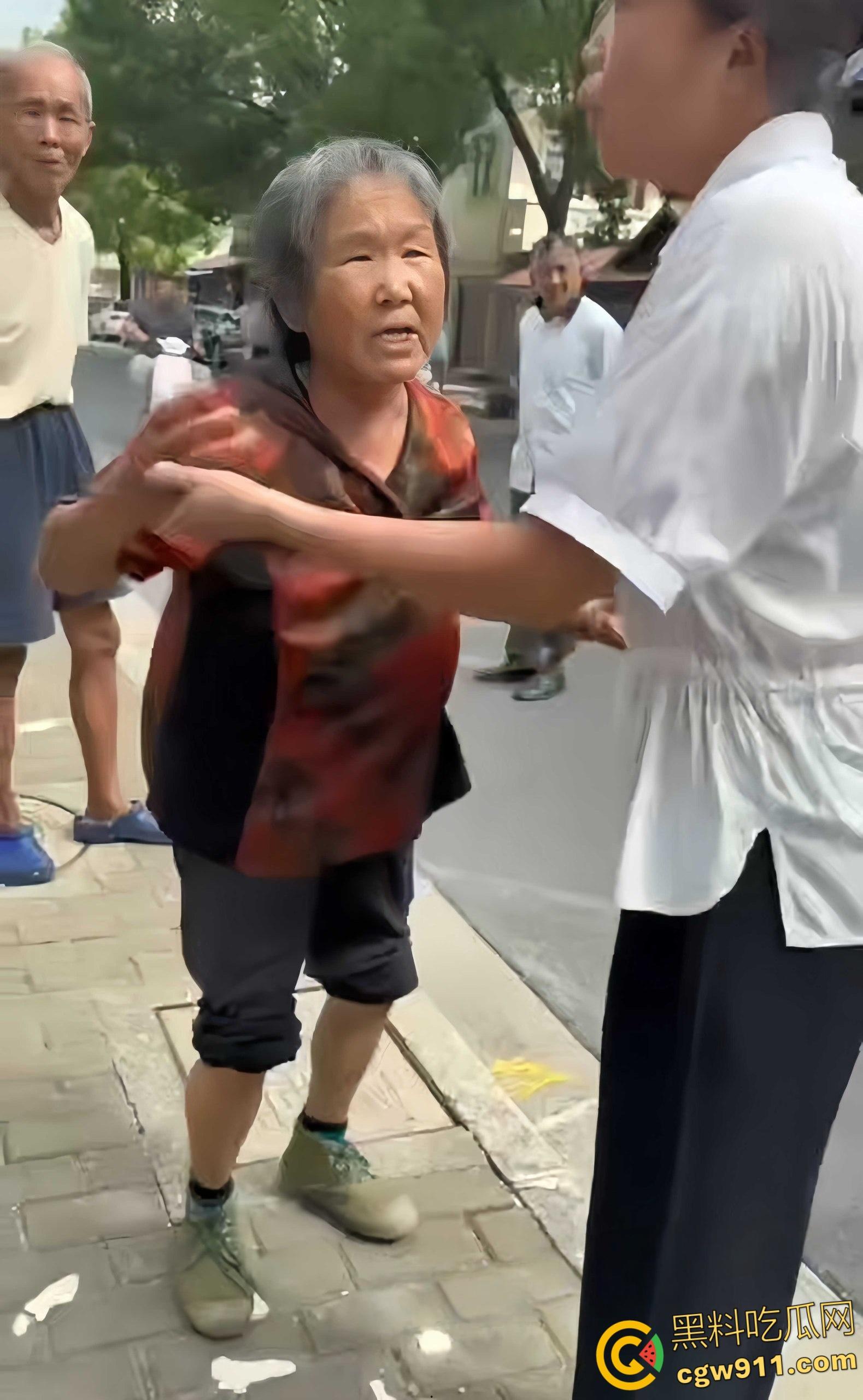 上海一女子路边停车,被老人推着板车刮了车衣,本想简单沟通,却不料老太太突然倒地撒泼打滚 !-2