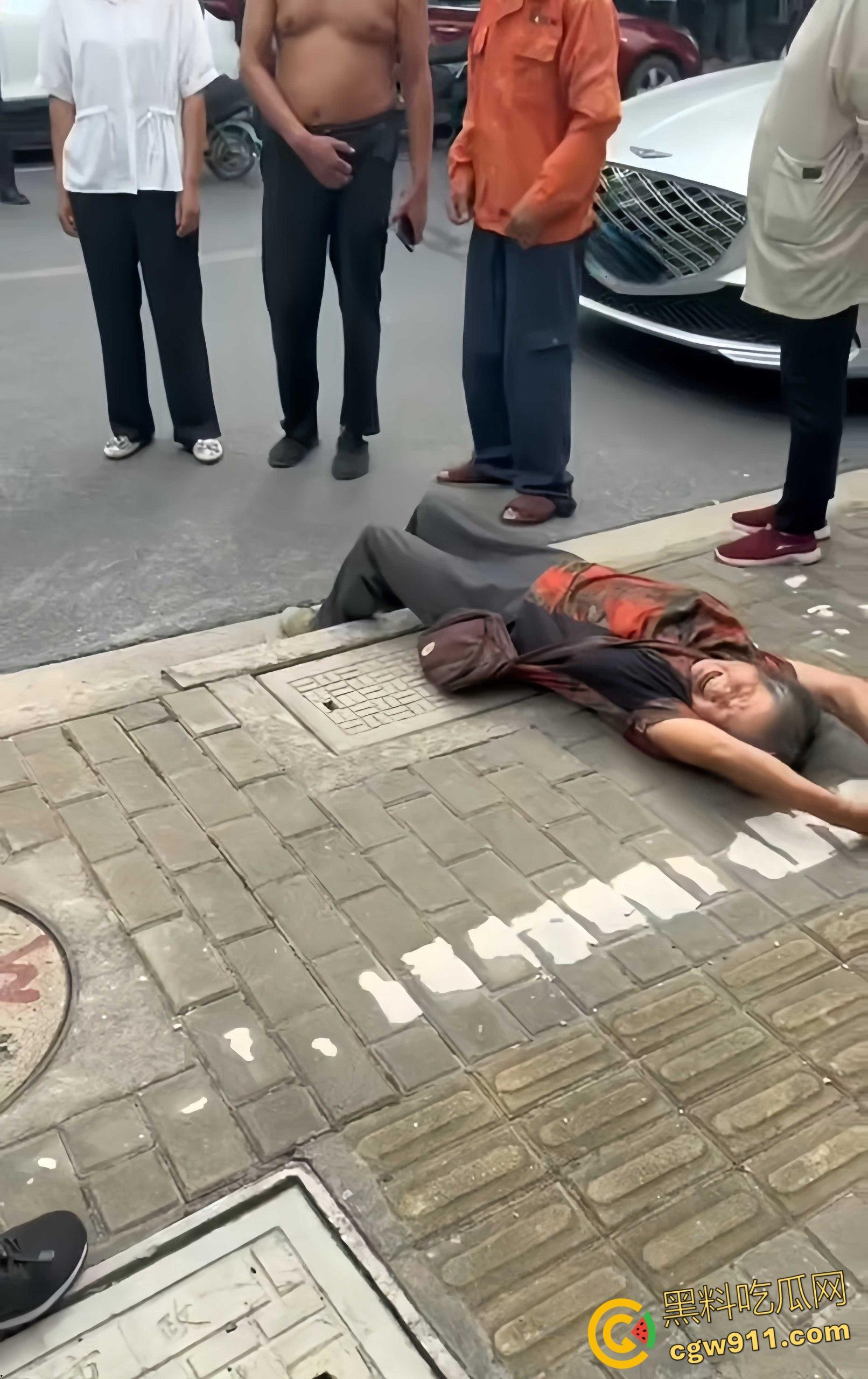 上海一女子路边停车,被老人推着板车刮了车衣,本想简单沟通,却不料老太太突然倒地撒泼打滚 !-5