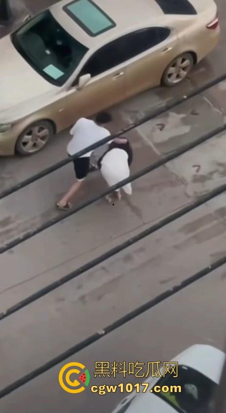 街头白衣猛男当街暴打短裙少妇,猛扯白裙少妇,直接一个过肩摔,把人摔得狗吃屎一样,手中钱散落街头!-3