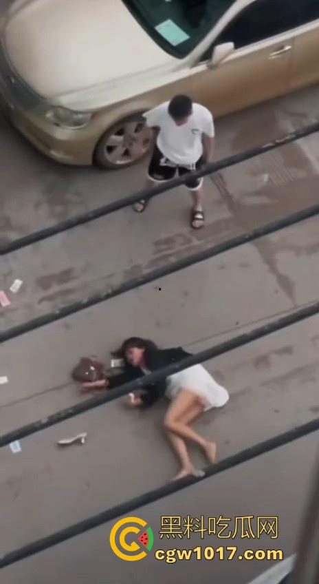 街头白衣猛男当街暴打短裙少妇,猛扯白裙少妇,直接一个过肩摔,把人摔得狗吃屎一样,手中钱散落街头!-5