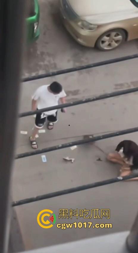 街头白衣猛男当街暴打短裙少妇,猛扯白裙少妇,直接一个过肩摔,把人摔得狗吃屎一样,手中钱散落街头!-6