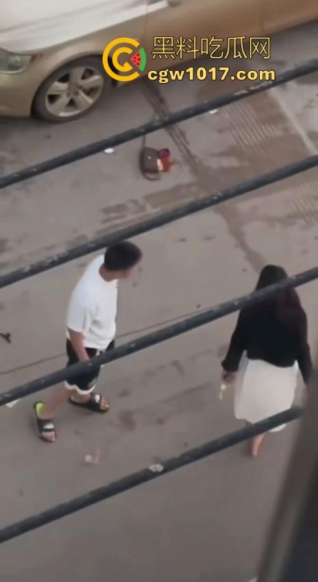 街头白衣猛男当街暴打短裙少妇,猛扯白裙少妇,直接一个过肩摔,把人摔得狗吃屎一样,手中钱散落街头!-8