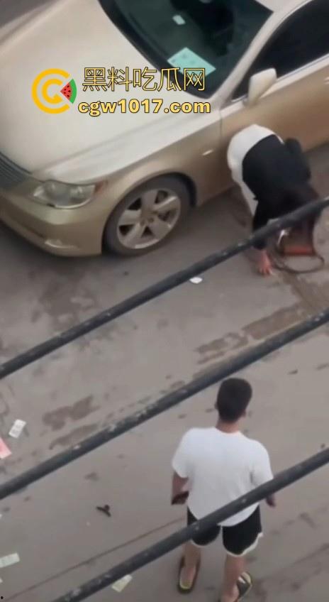 街头白衣猛男当街暴打短裙少妇,猛扯白裙少妇,直接一个过肩摔,把人摔得狗吃屎一样,手中钱散落街头!-9