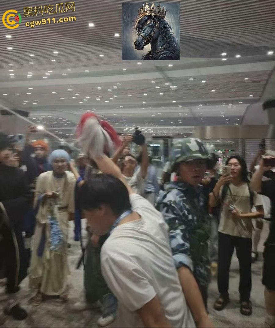 成都动漫展爆冲突，作者涉嫌洗白731部队罪行，cos男子被围堵怒摘假发，现场群情激愤唱爱国歌 ！-2