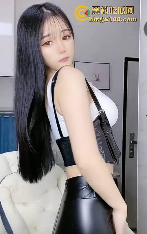 快手【药花姐姐】直播间公然玩自慰，白虎骚穴一览无遗不懂行的还傻傻的就只盯着快手看，主播真会玩！！-9