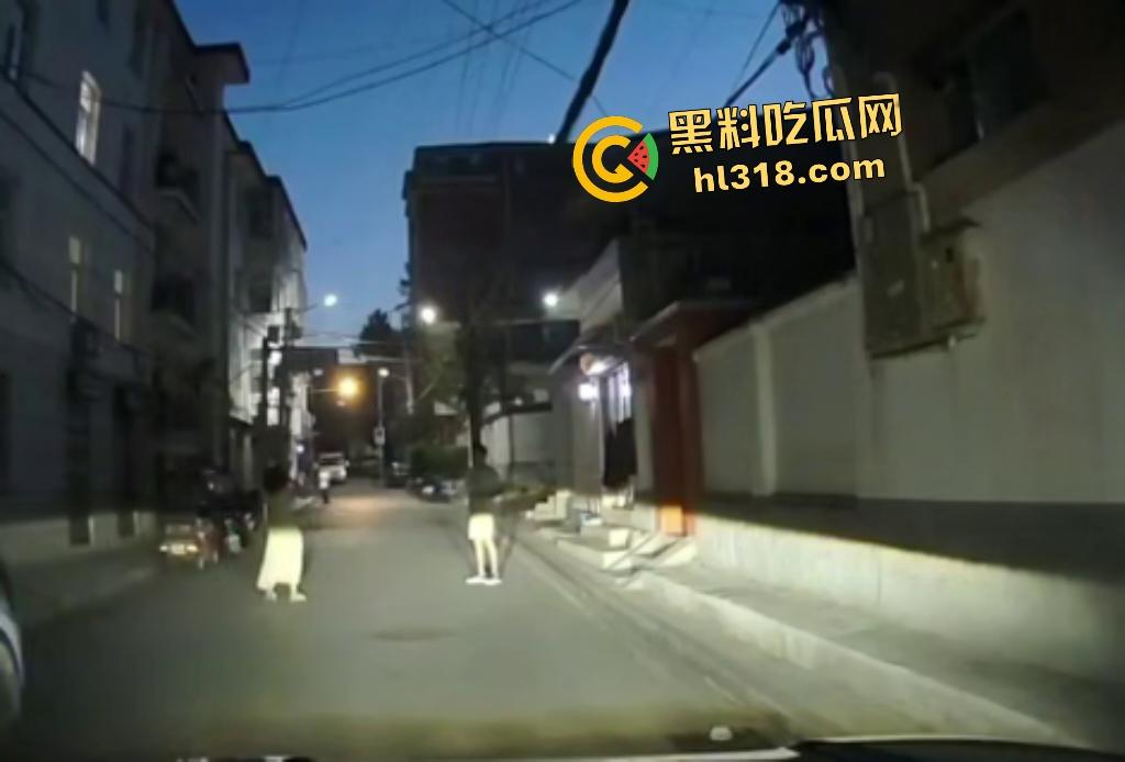 7月28日夜晚重庆一男子挥菜刀怒压妻子在马路,路人喇叭惹祸被菜刀指着,妻子还来劝架又被压在地上!-4