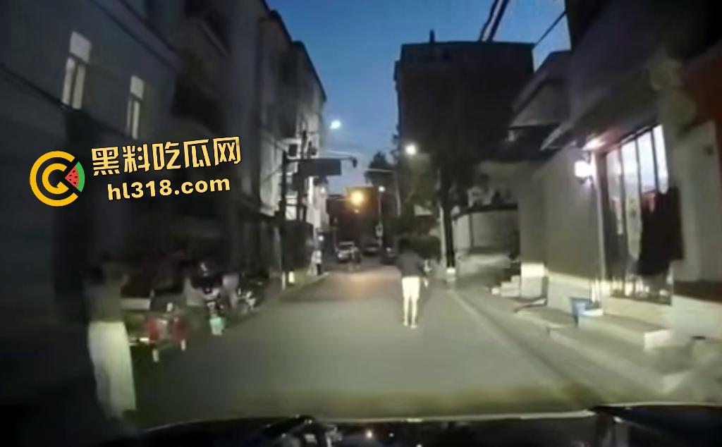 7月28日夜晚重庆一男子挥菜刀怒压妻子在马路,路人喇叭惹祸被菜刀指着,妻子还来劝架又被压在地上!-5