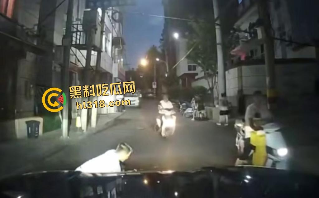 7月28日夜晚重庆一男子挥菜刀怒压妻子在马路,路人喇叭惹祸被菜刀指着,妻子还来劝架又被压在地上!-8