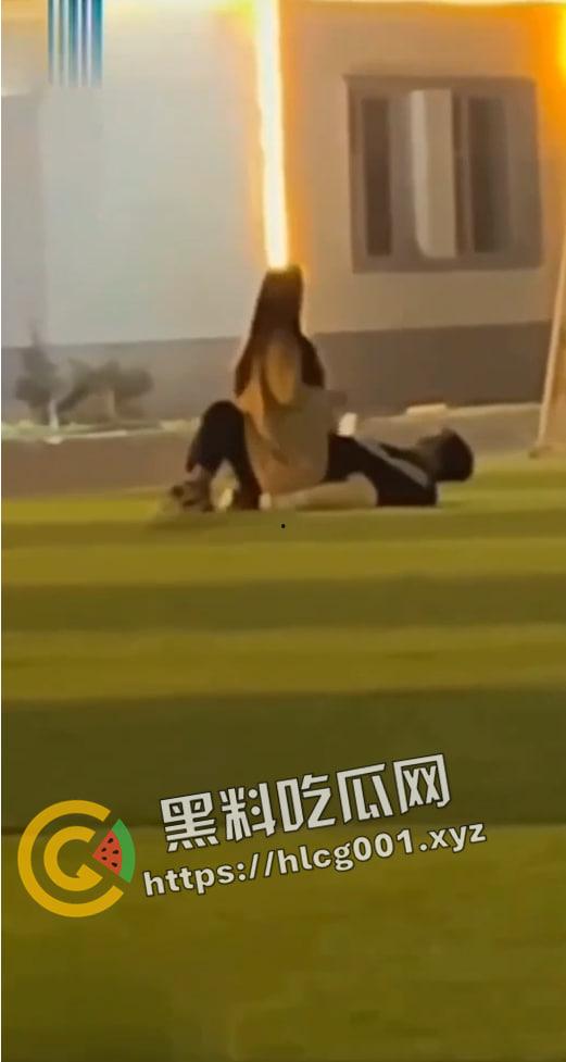 山西长治职业技术学院百人围观大学生操场野战 还有人喊加油 现场直达-4