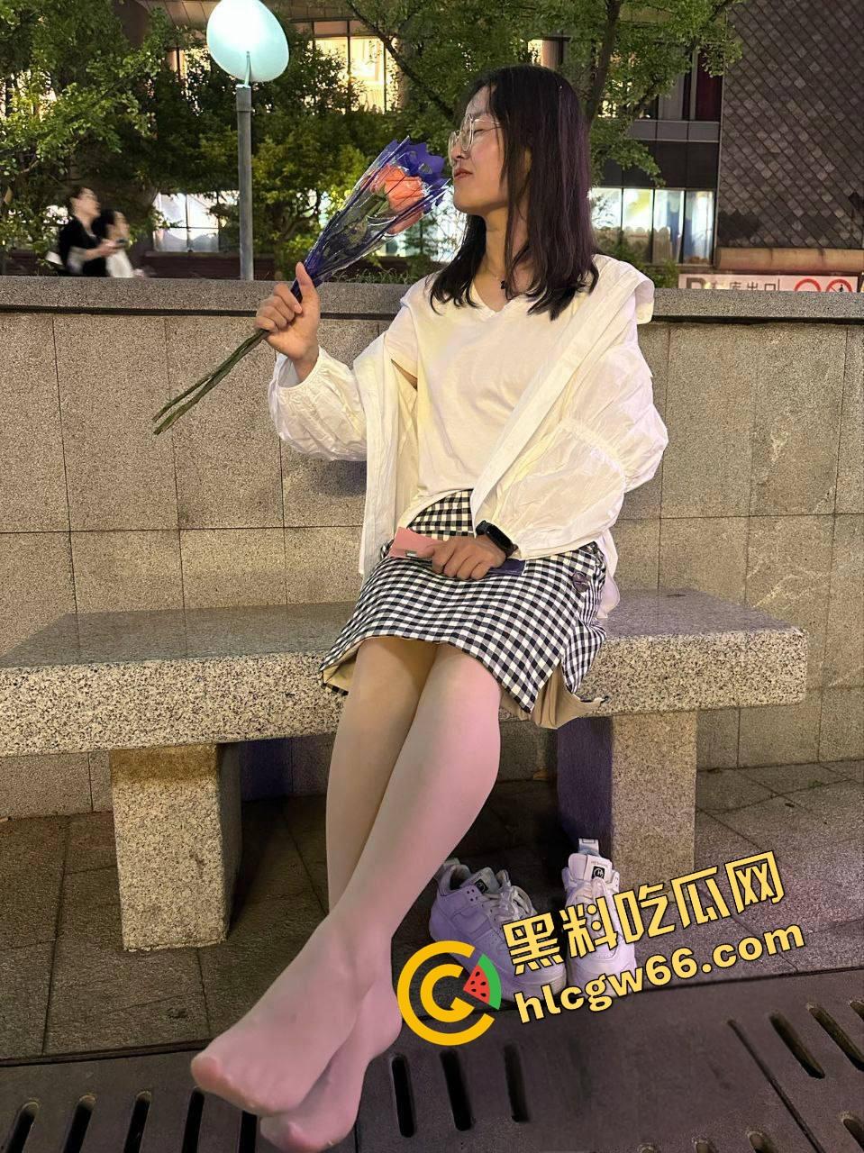 贵州贵阳中学女老师『俞小燕』讲台女神人后变母狗,丝袜跪舔被写满贱货等字,全身捆绑求双修!-5