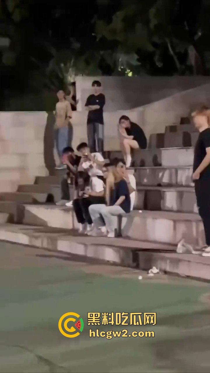 三亚北校区表白失败 男子向另一个男生求婚 吃瓜的直接被求到头上 无语问没事吧您? 真是搞笑社死!-5