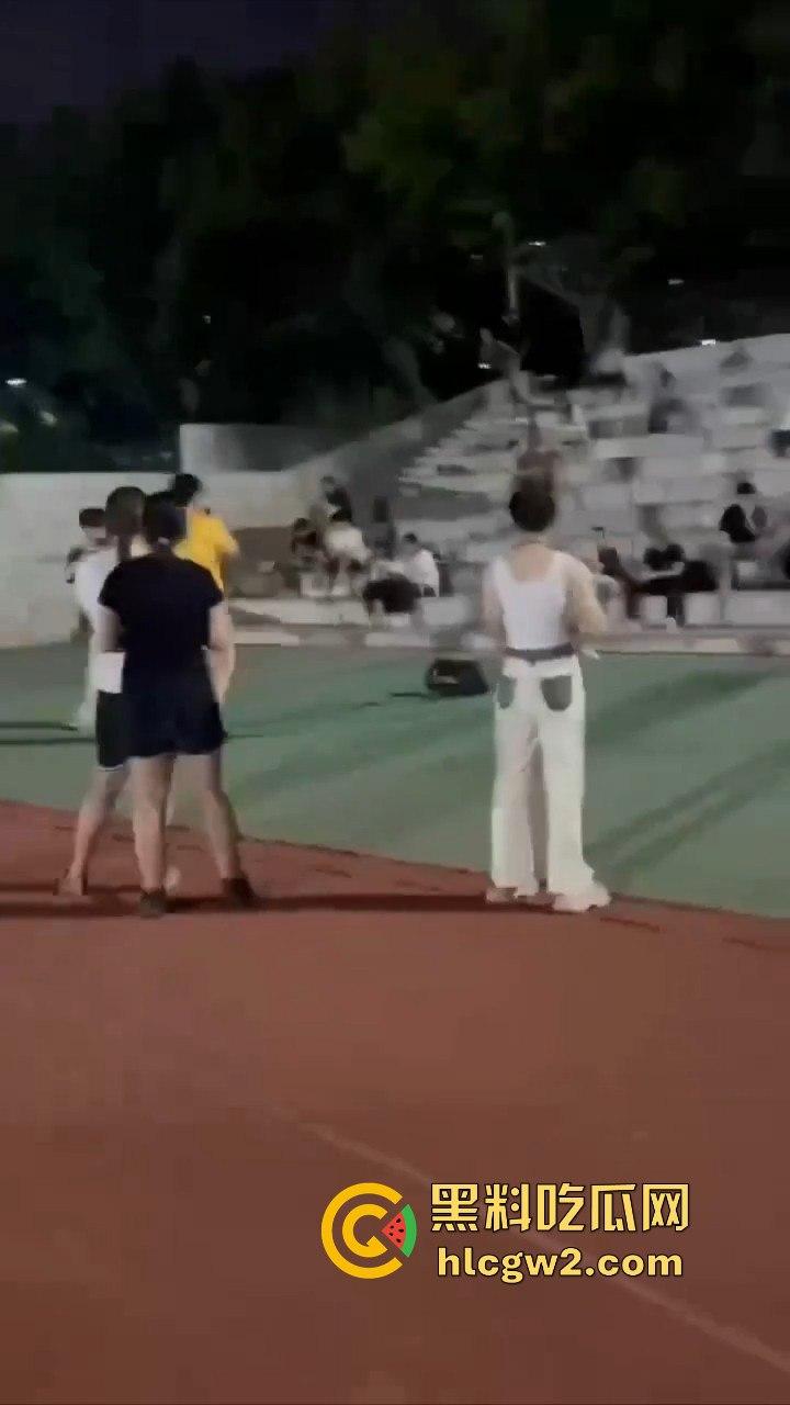 三亚北校区表白失败 男子向另一个男生求婚 吃瓜的直接被求到头上 无语问没事吧您? 真是搞笑社死!-6