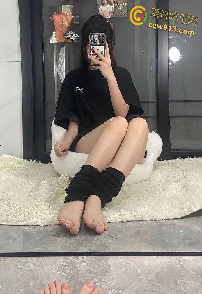 抖音擦边网红【爱吃猪脚饭】，白袜大长腿清纯脸蛋，JK短裙脱下性感内裤，假屌炮机狂插自慰！-4