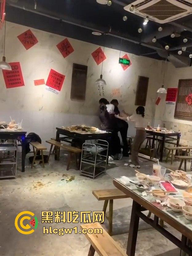 江苏启东汇龙镇夏甜甜火锅店大打出手！公园中路来了好几辆警车，阵仗大得像拍电影！-3