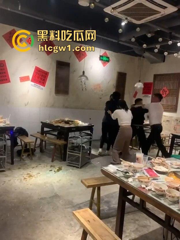 江苏启东汇龙镇夏甜甜火锅店大打出手！公园中路来了好几辆警车，阵仗大得像拍电影！-8