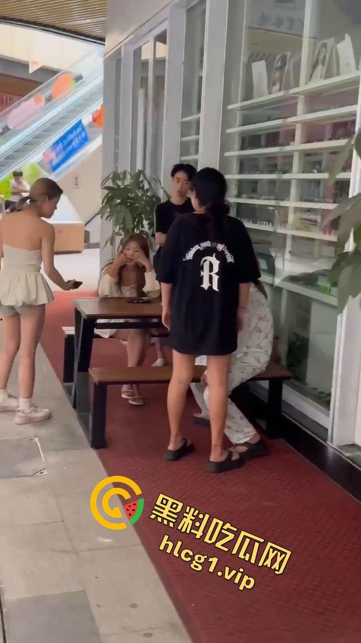 自贡市华商国际城上演精神小妹女人大战，场面火爆引人围观！-3