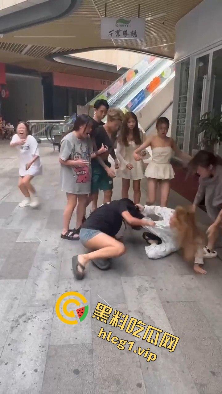 自贡市华商国际城上演精神小妹女人大战，场面火爆引人围观！-8