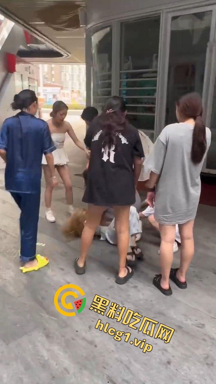 自贡市华商国际城上演精神小妹女人大战，场面火爆引人围观！-10