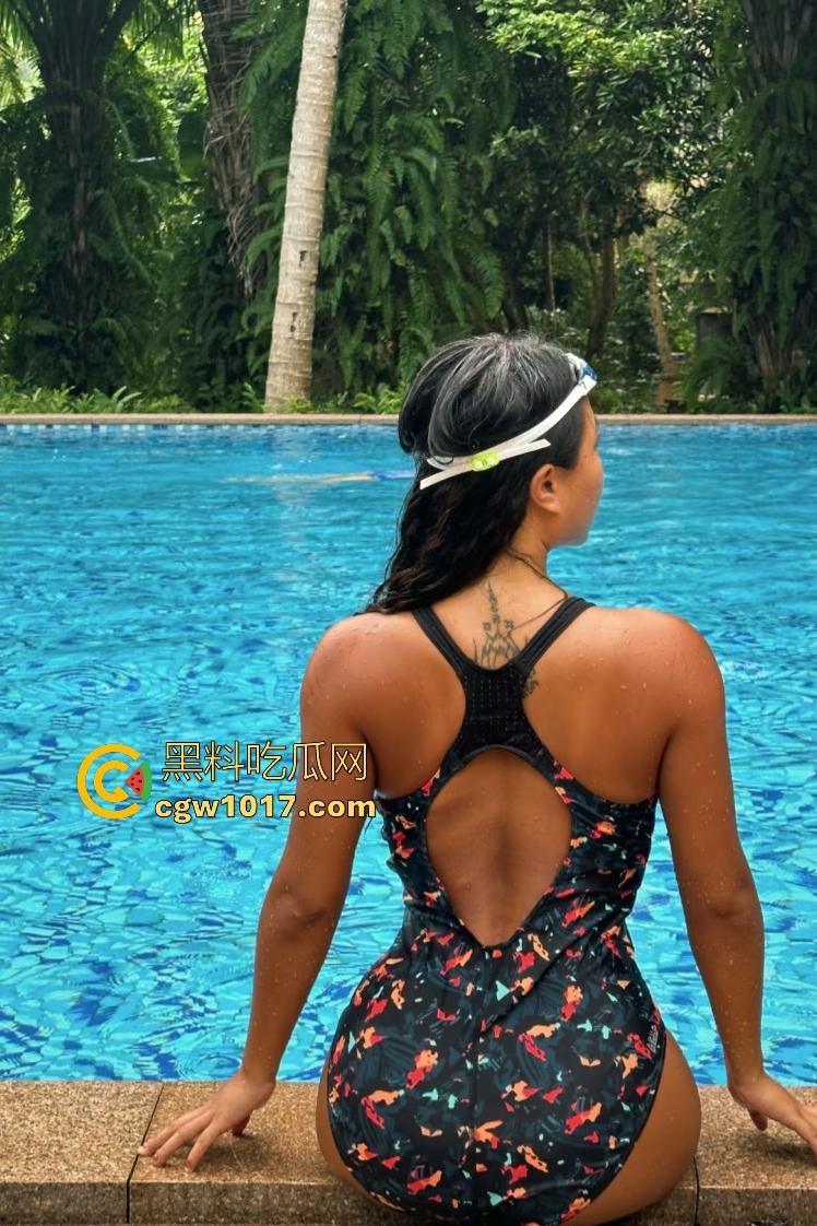 江边惊现白臀美女裸泳！脱衣屁股白到发光一堆人围观，老哥手机放大狂拍奶头隐约可见，我想知道这什么牌子的手机！-5