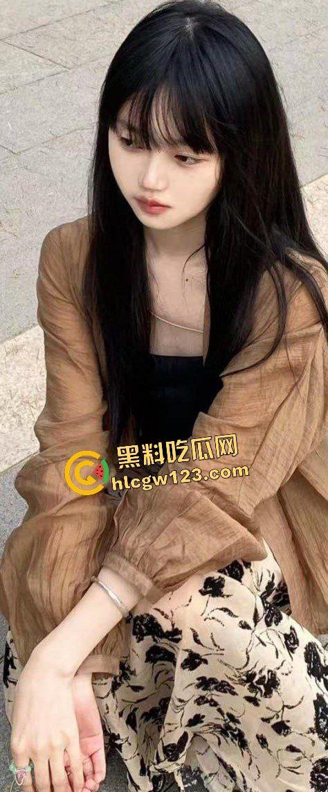 云南第一深情机车男狂操萝莉少女!黑丝床战视频外泄,绿帽女友逼男友看被操实况!-1