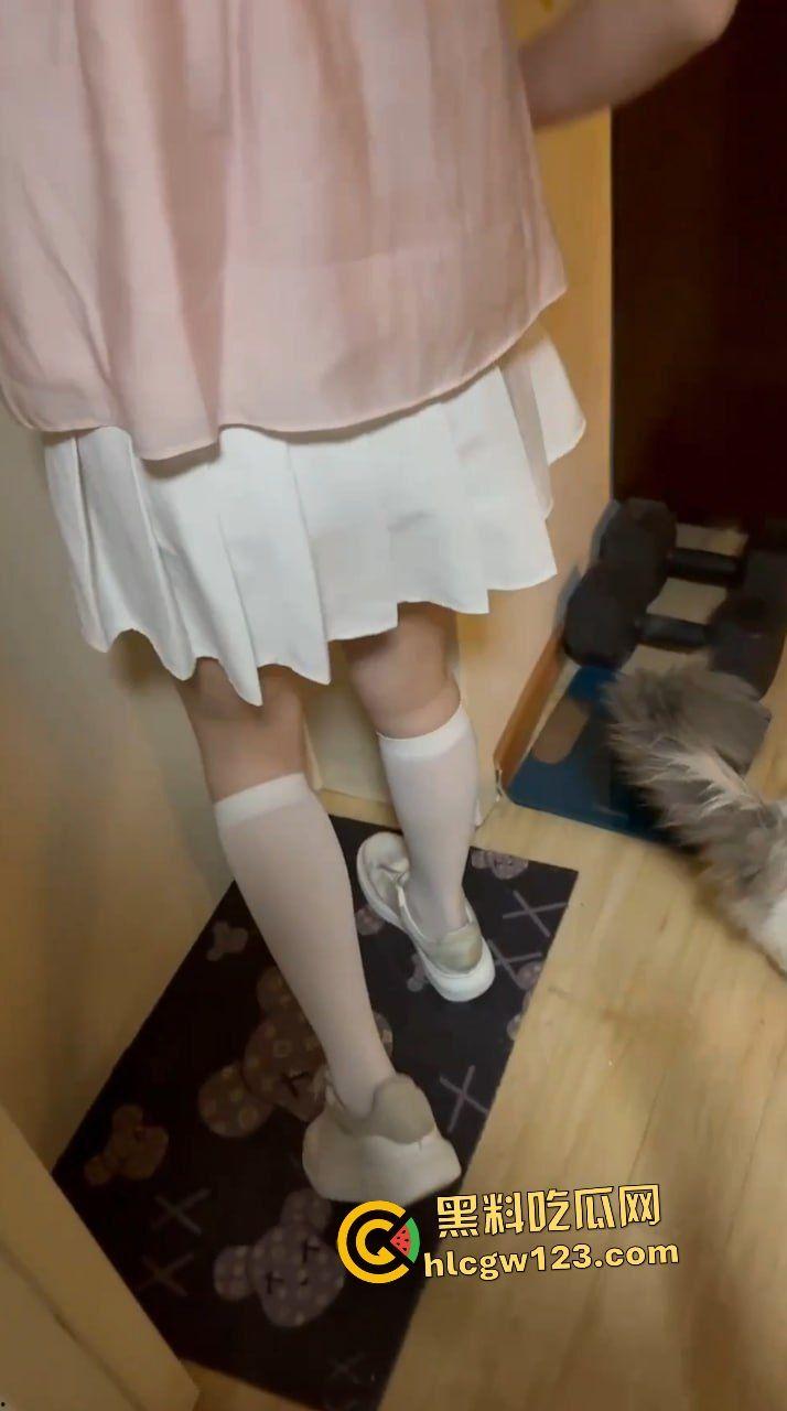 云南第一深情机车男狂操萝莉少女!黑丝床战视频外泄,绿帽女友逼男友看被操实况!-3