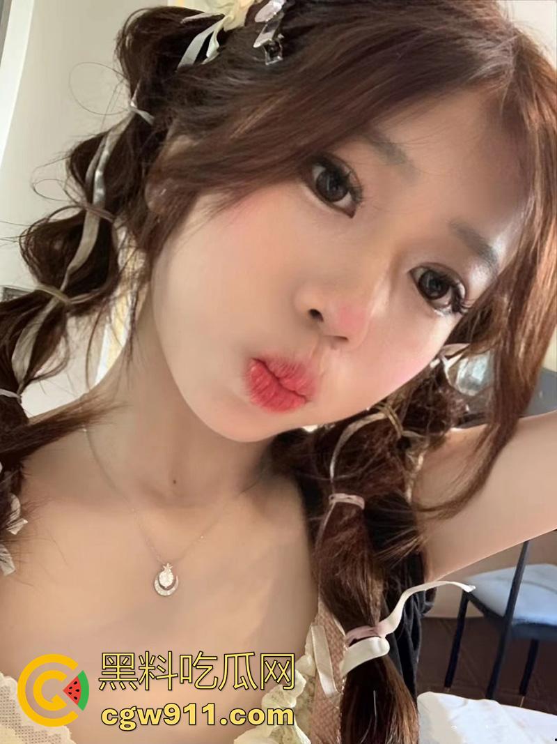 广西柳州极品嫩妹【欢欢】，高颜值美腿尤物，细腰翘臀美乳诱人，居家全裸勾引渴望被包养！-3