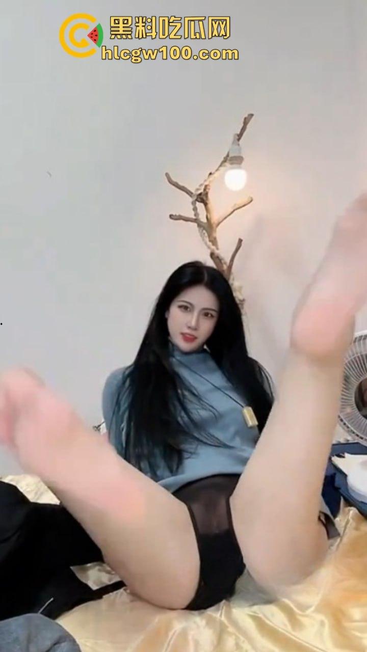 推特【zhuhentai】最抽象癫狂的骚母狗 摆出各种及其夸张的姿势和表情 再多看一眼我都怕她吃了我-11