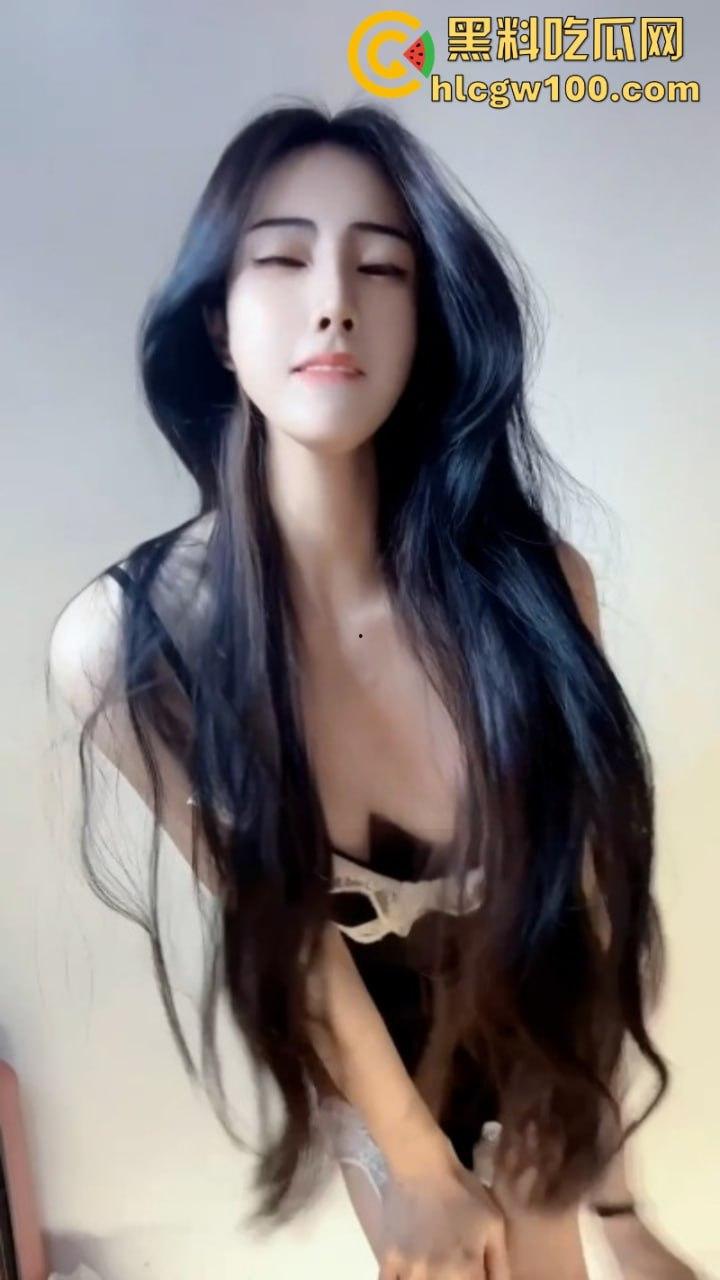 推特【zhuhentai】最抽象癫狂的骚母狗 摆出各种及其夸张的姿势和表情 再多看一眼我都怕她吃了我-12