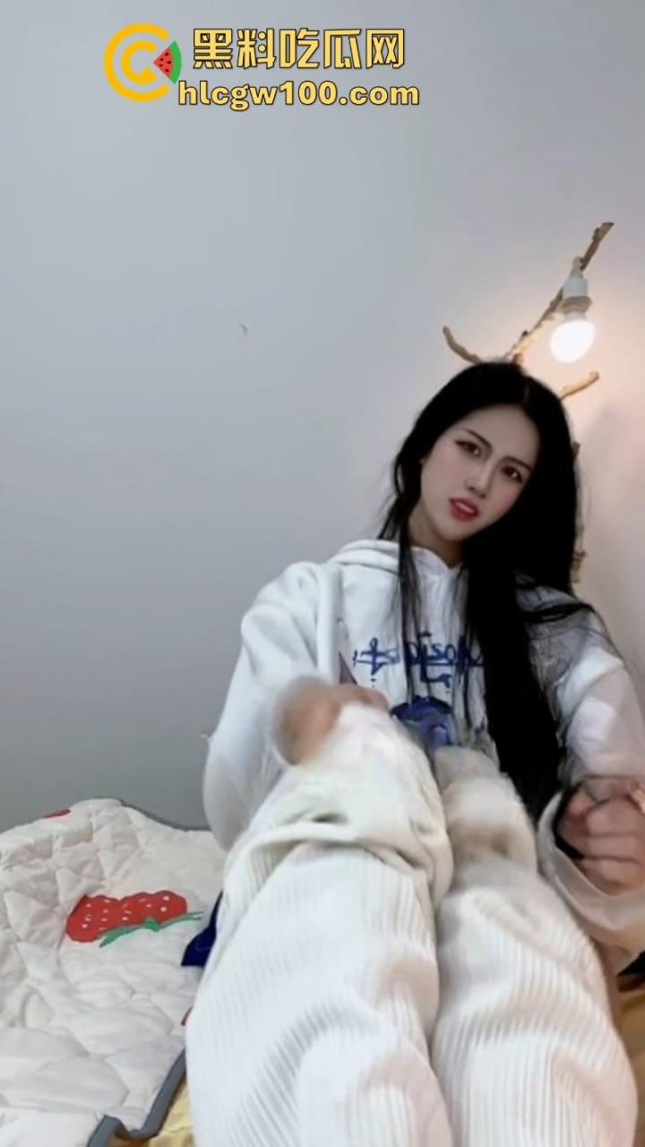 推特【zhuhentai】最抽象癫狂的骚母狗 摆出各种及其夸张的姿势和表情 再多看一眼我都怕她吃了我-13