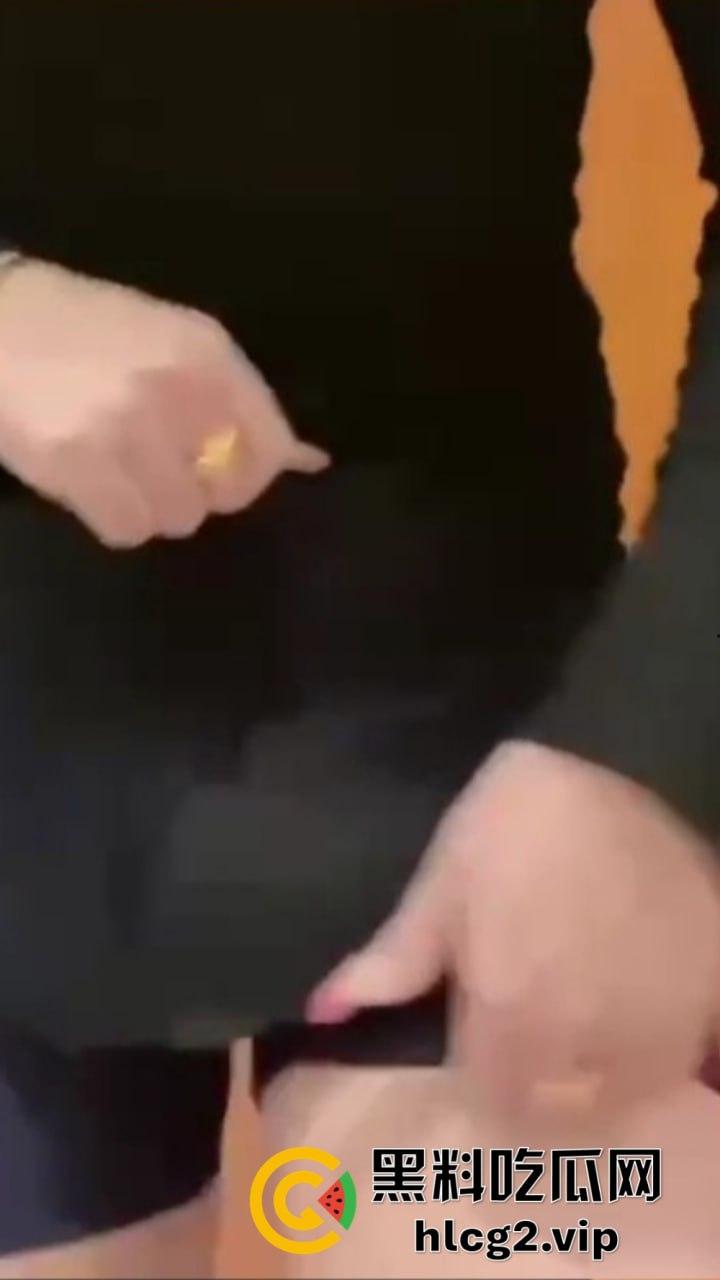 重口慎点！男子硬塞20厘米假体进体内，女子螃蟹夹逼狠整，为了流量太拼了！-5