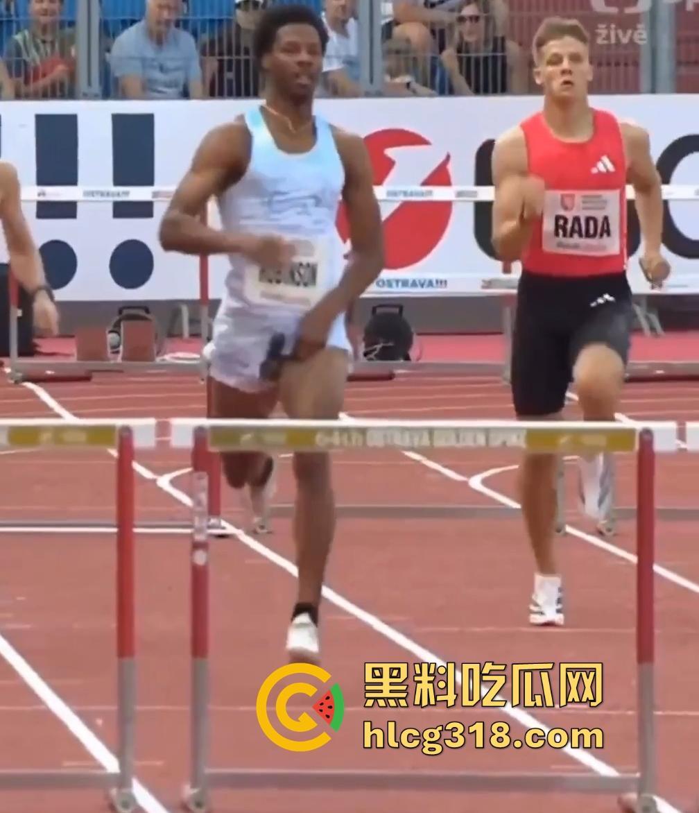奥斯特拉瓦大奖赛400跨栏决赛惊现走光事故!【克里.罗宾森】牛子从短裤裤管中滑出,摇摇晃晃拿了个冠军!-2