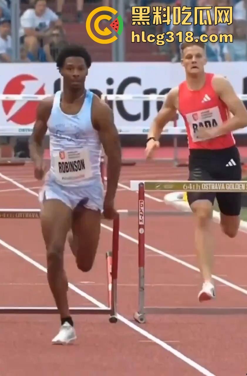 奥斯特拉瓦大奖赛400跨栏决赛惊现走光事故!【克里.罗宾森】牛子从短裤裤管中滑出,摇摇晃晃拿了个冠军!-4