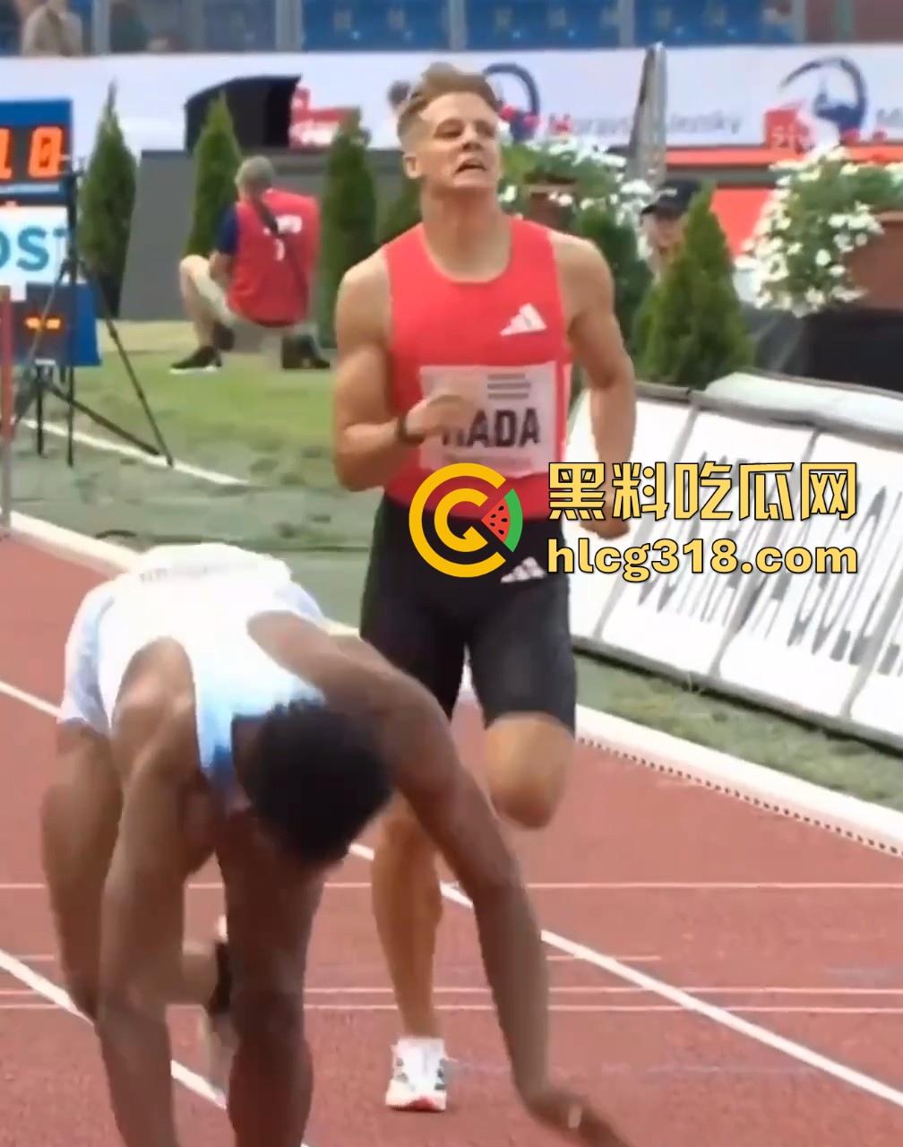 奥斯特拉瓦大奖赛400跨栏决赛惊现走光事故!【克里.罗宾森】牛子从短裤裤管中滑出,摇摇晃晃拿了个冠军!-7