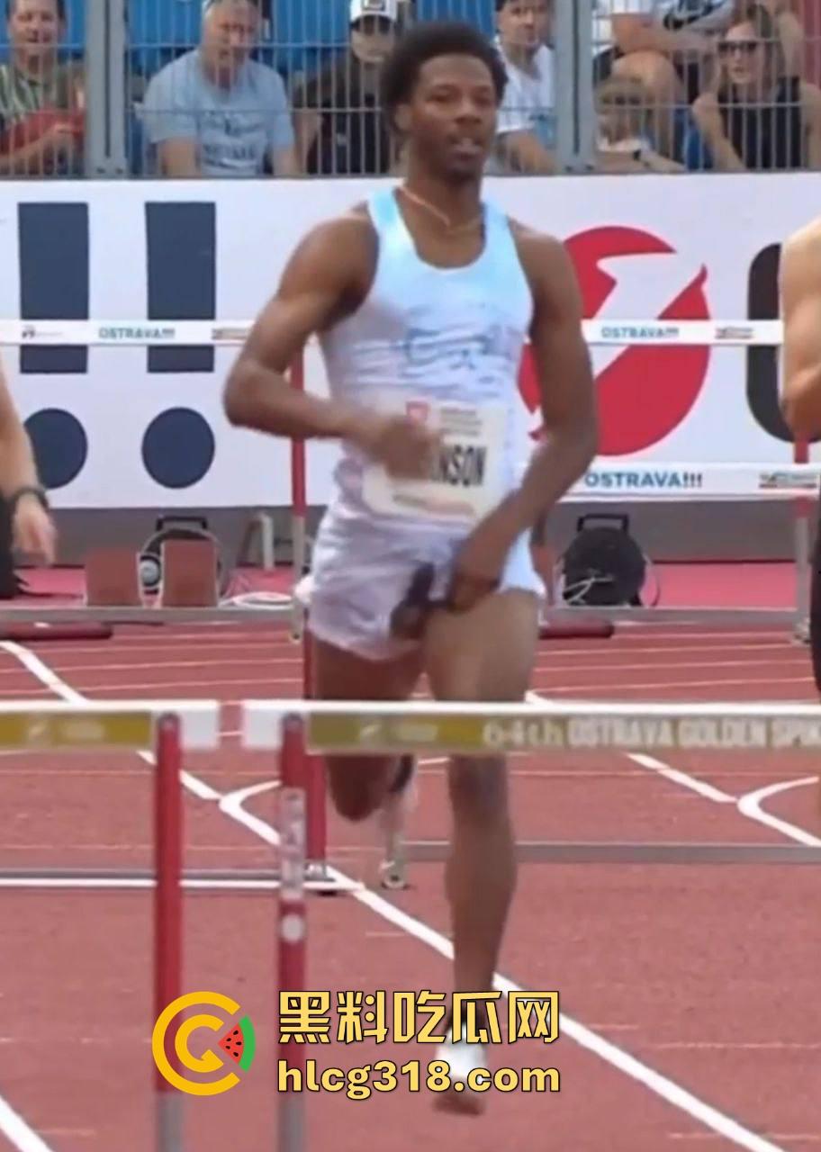 奥斯特拉瓦大奖赛400跨栏决赛惊现走光事故!【克里.罗宾森】牛子从短裤裤管中滑出,摇摇晃晃拿了个冠军!-10