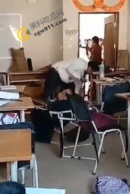 国外大瓜！校园教室内惊现血案，男子疯狂捅刺女同学数十刀，现场无人敢制止的可怕一幕-1