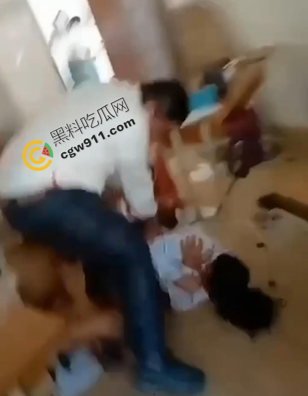 国外大瓜！校园教室内惊现血案，男子疯狂捅刺女同学数十刀，现场无人敢制止的可怕一幕-6