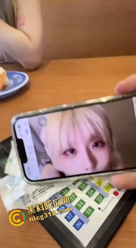 相亲对象居然是撸过的网黄，吃完饭直接喊我去她家，一进门就嫌热开始脱，捡东西直接扎头发是几个意思？-4