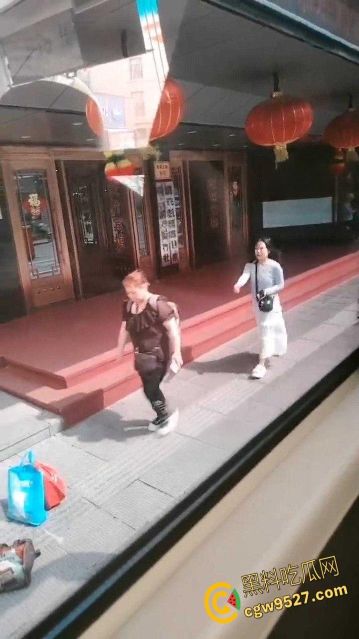 黑龙江鸡西一名女子想借网贷，做鼻子整容竟打自己老母，真白养了，群众直呼喂出个白眼狼！-2