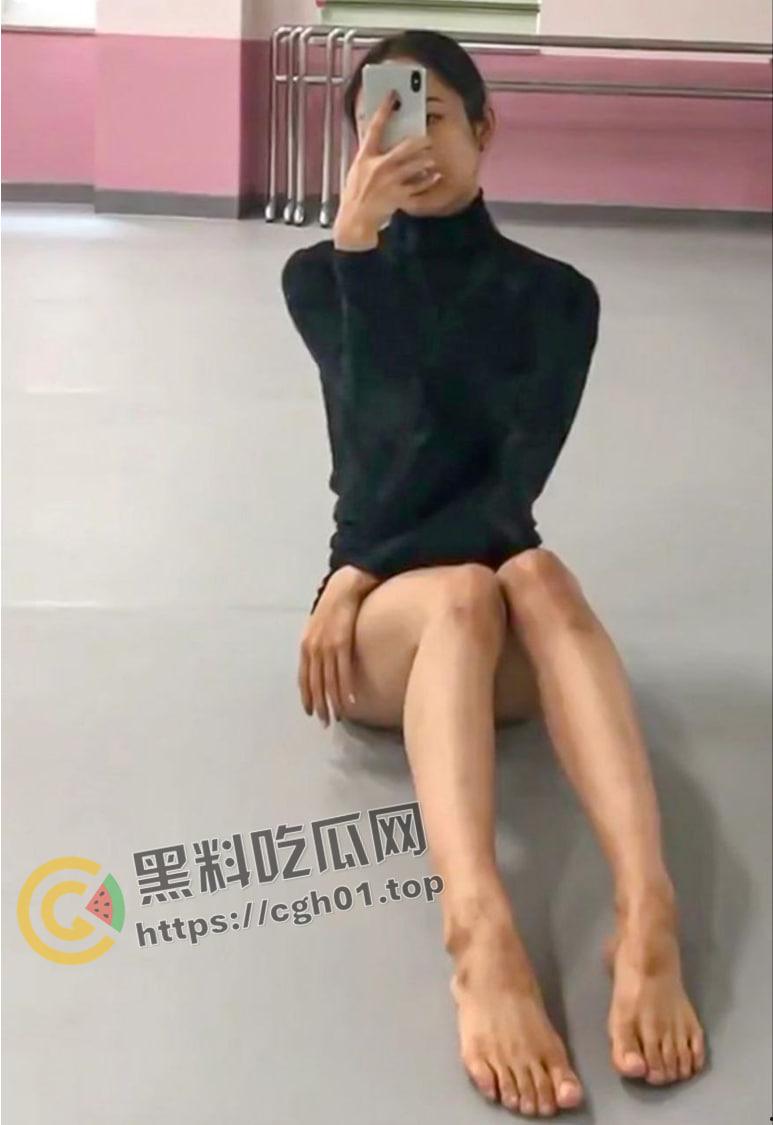 南韩美女健身教练  极品身材 身上写满字被肌肉男爆操 完美的韩国棒子肉便器-2