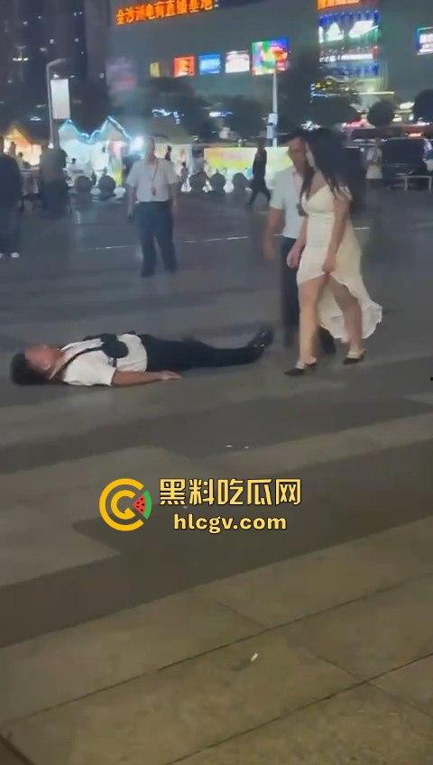 肉装女神高跟鞋一拳撂倒男友，战斗力爆棚！打完还淡定整理衣服发朋友圈，真不把人当回事！-4