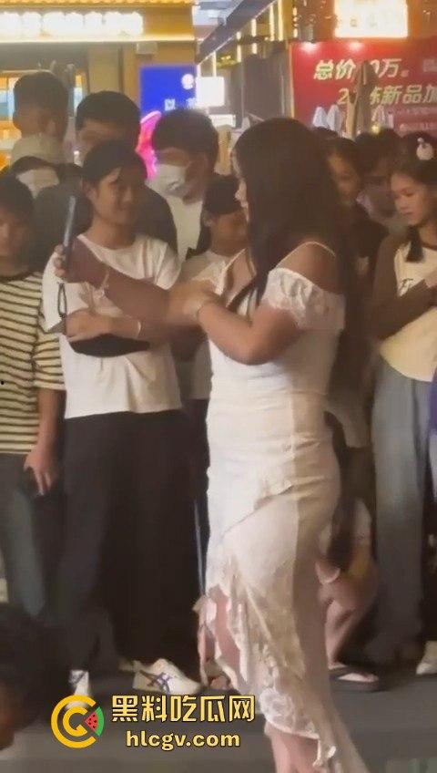 肉装女神高跟鞋一拳撂倒男友，战斗力爆棚！打完还淡定整理衣服发朋友圈，真不把人当回事！-5