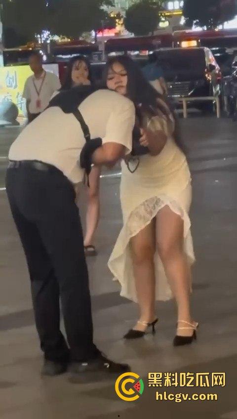 肉装女神高跟鞋一拳撂倒男友，战斗力爆棚！打完还淡定整理衣服发朋友圈，真不把人当回事！-9