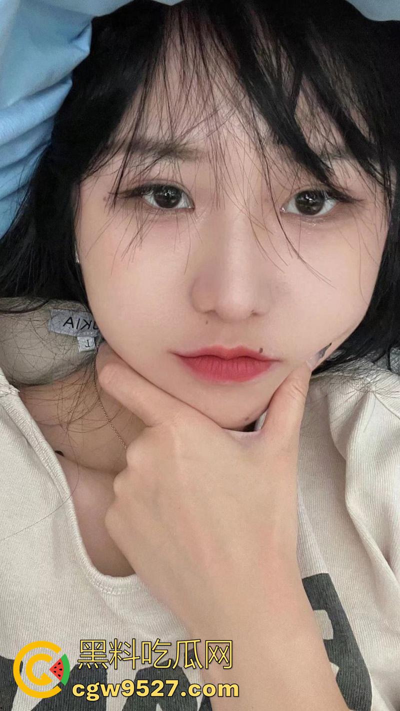 鲁东大学长腿御姐【苏佳玉】，颜值清纯可爱，但身材却高挑性感，穿上诱人黑丝真是没谁了！-1