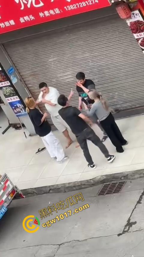 血腥街角斗殴！刀光剑影，鲜血四溅，年轻小伙惨遭横死，愤怒女子撕心裂肺呼救！-3