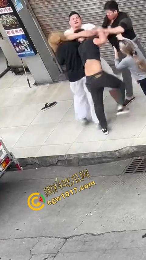血腥街角斗殴！刀光剑影，鲜血四溅，年轻小伙惨遭横死，愤怒女子撕心裂肺呼救！-5