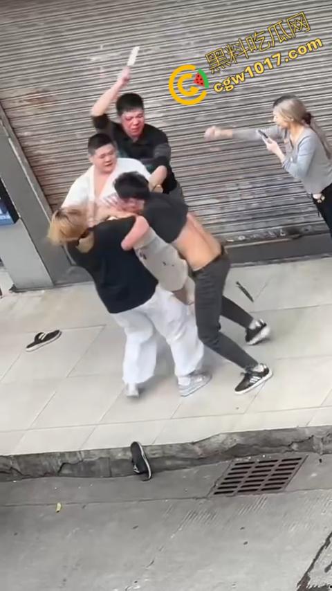 血腥街角斗殴！刀光剑影，鲜血四溅，年轻小伙惨遭横死，愤怒女子撕心裂肺呼救！-6