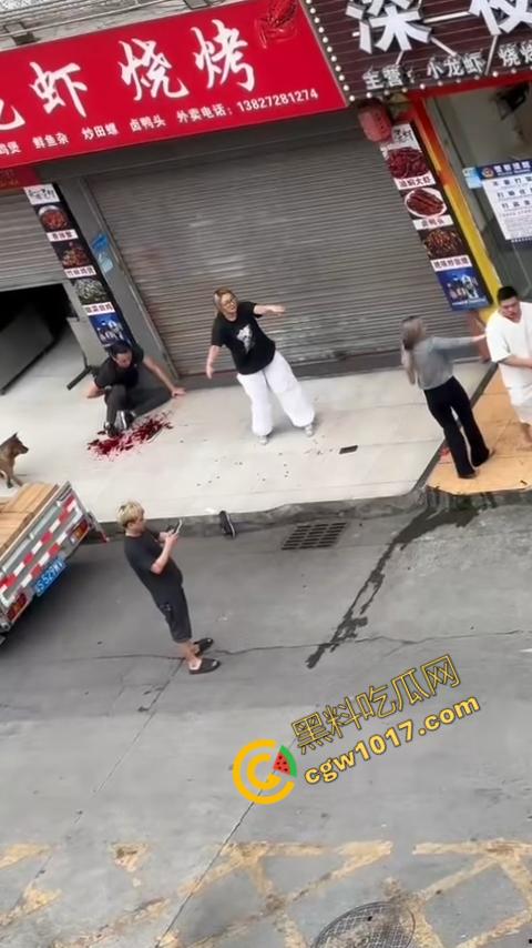 血腥街角斗殴！刀光剑影，鲜血四溅，年轻小伙惨遭横死，愤怒女子撕心裂肺呼救！-10