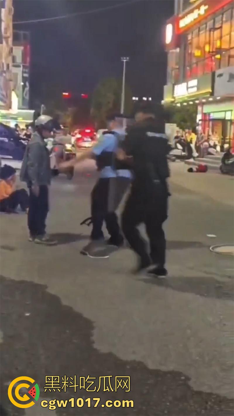 玩别人老婆的代价,男子发现老婆出轨,直接拿出杀猪刀,当街手刃情夫,渣男直接被砍死,老婆也浑身是伤!-5